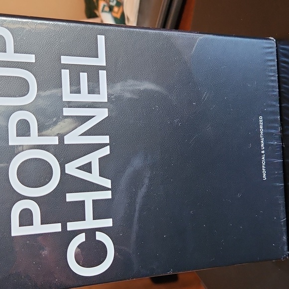 CHANEL Black and White Pop-Up Fashion Book New - Picture 2 of 7